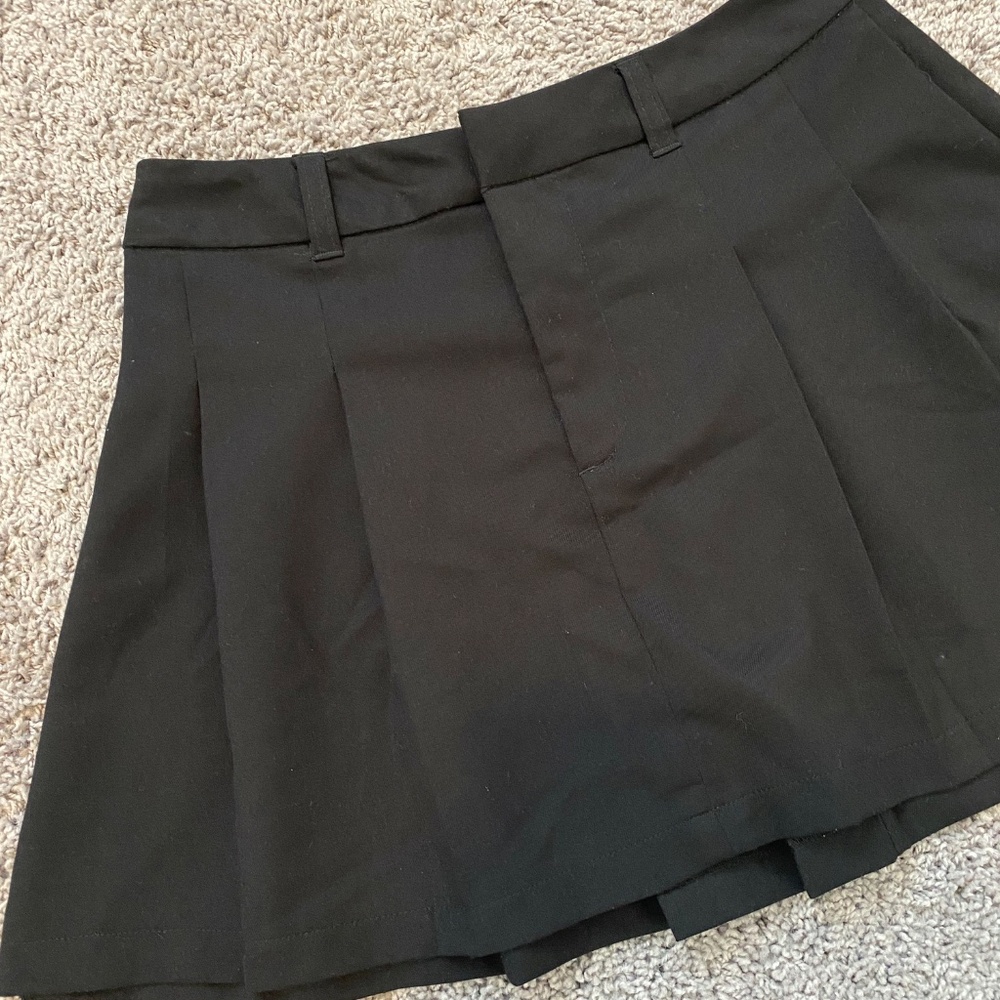 PLEATED BLACK MINII SKIRT